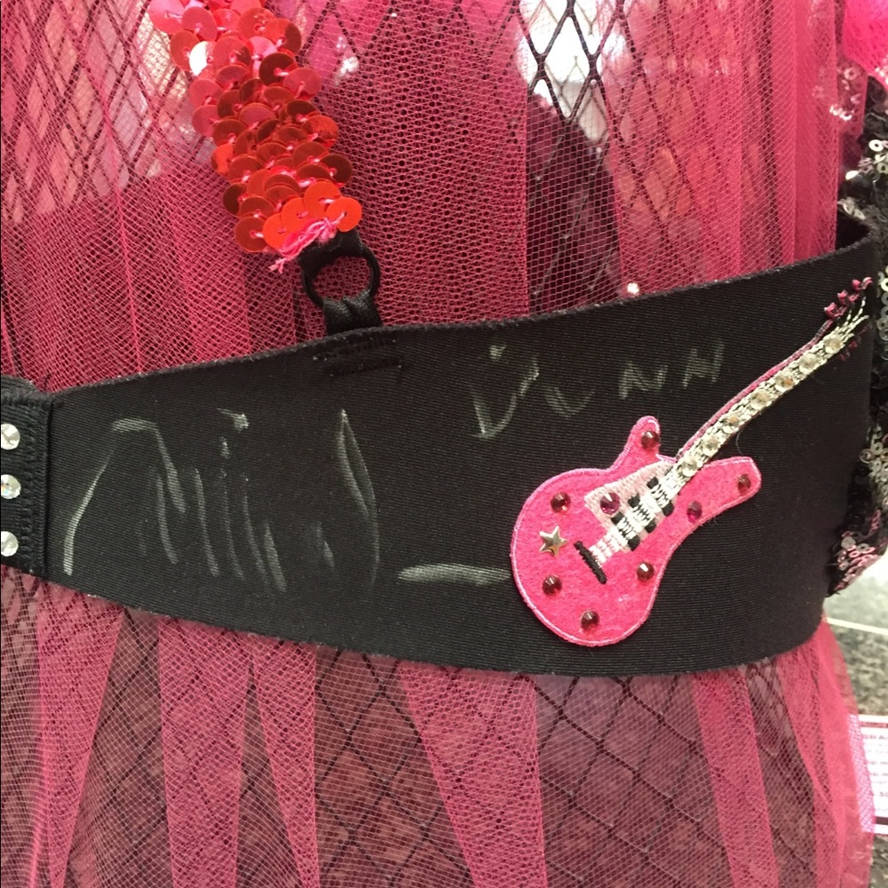 "BROOKS AND DUNN" autographed bra