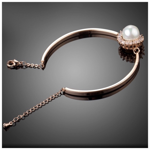 Swarovski Crystals The Elata Pearl Bracelet - Picture 2 of 3