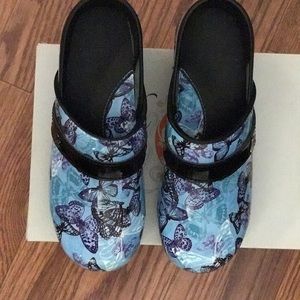 Koi nursing shoes. Size 7