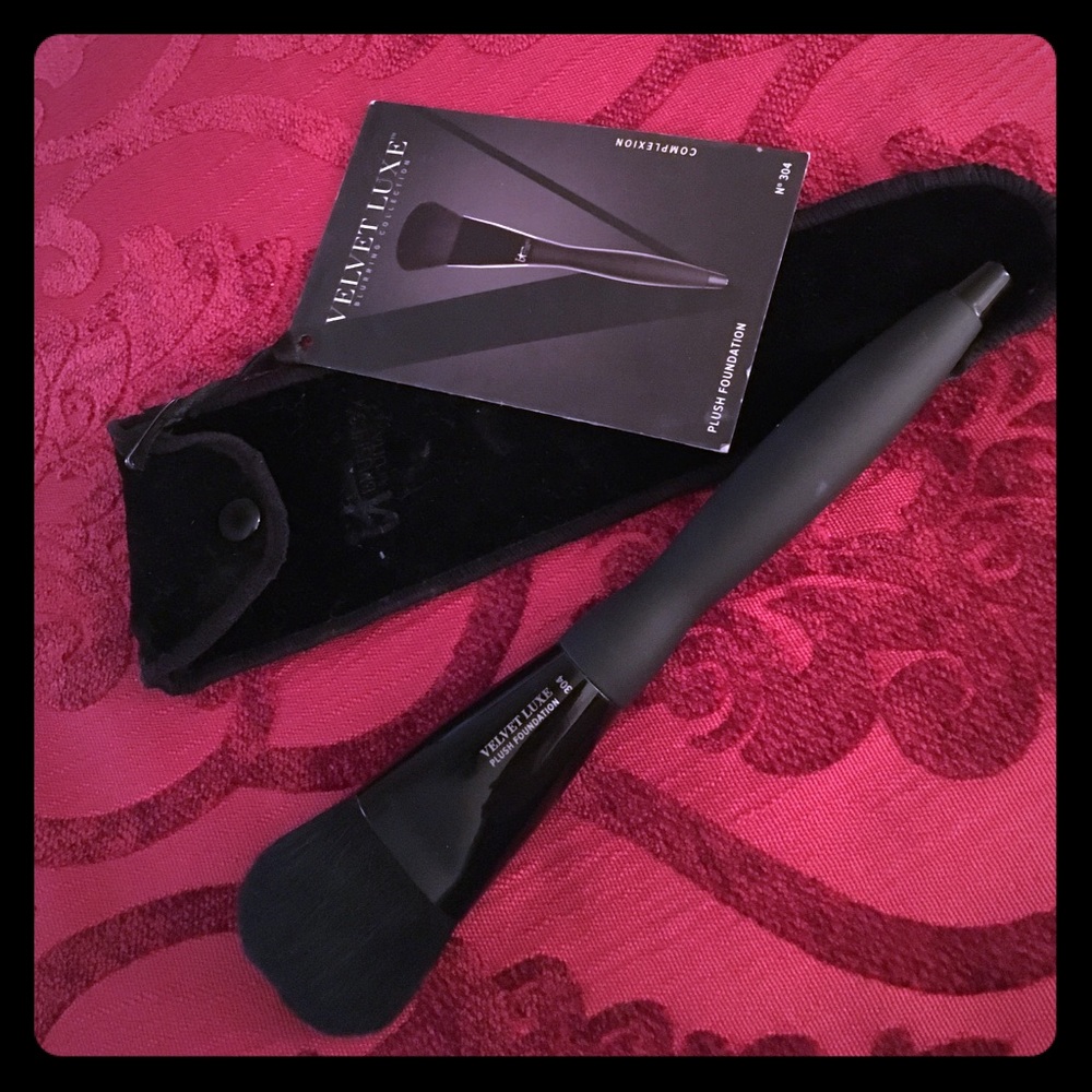 Velvet Luxe Foundation Brush #304