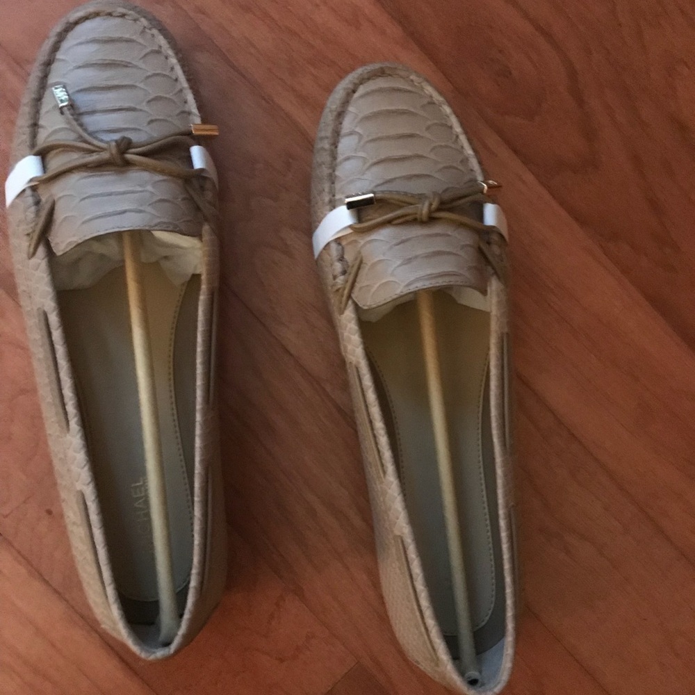 Michael Kors Daisy Moc in Dark Khaki size 10