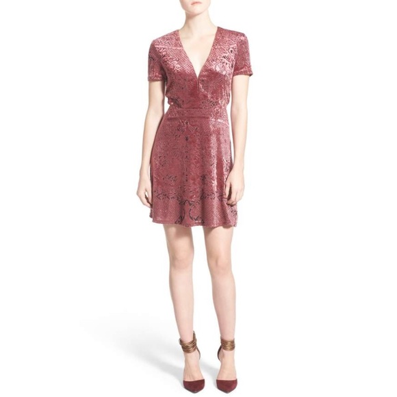 Wayf Dresses & Skirts - {WAYF} Short Sleeve Floral Velvet Sheath Dress $78