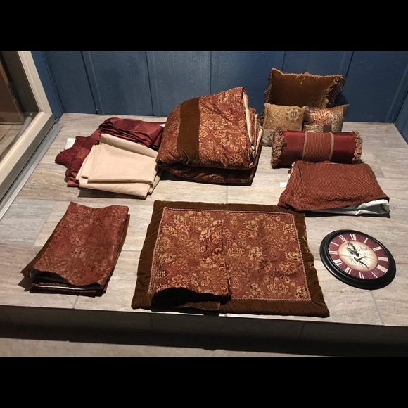 Complete queen/full bed set and clock