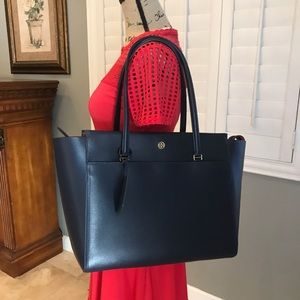 Parker Leather Tote
TORY BURCH Parker Leather Tote
TORY BURCH