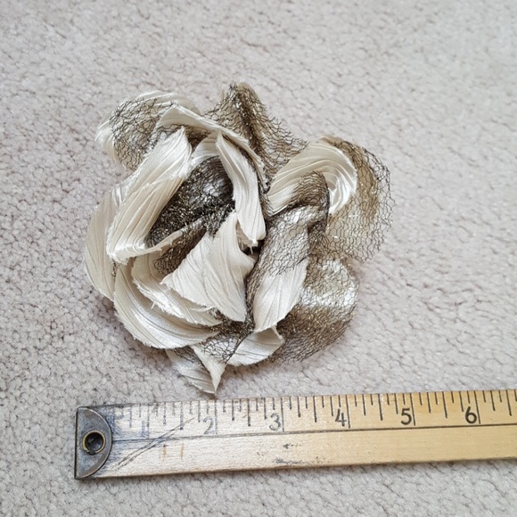 Fabric flower pin/clip - Picture 3 of 3