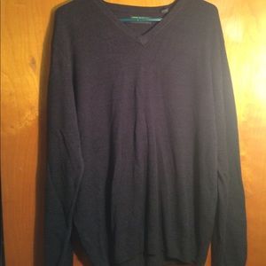 Men's V-neck pull over sweater