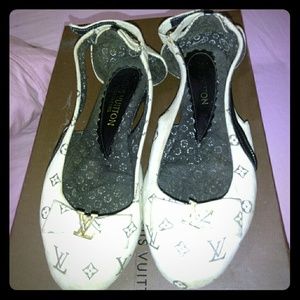 Louis Vuitton shoes used with draw string bag no b