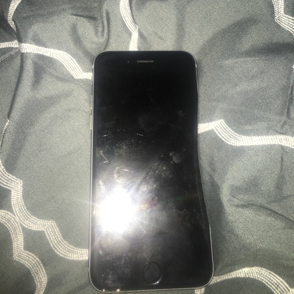 Gray IPhone 6s(LOCKED SELLING FOR PARTS)