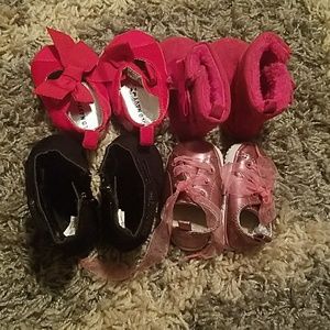 4 pairs of baby shoes