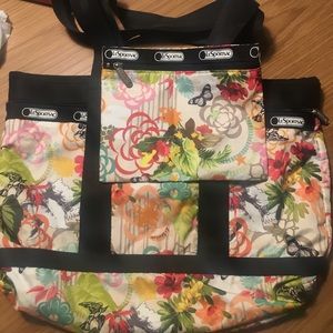 Classic medium travel tote Lesportsac