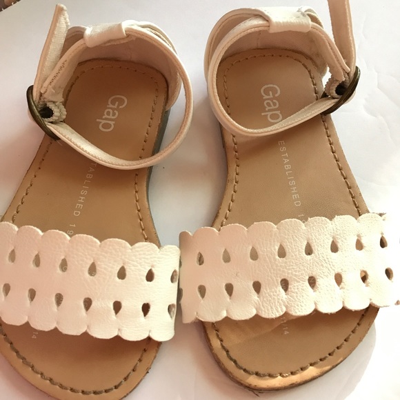 Gap Scalloped Sandals - Picture 2 of 3