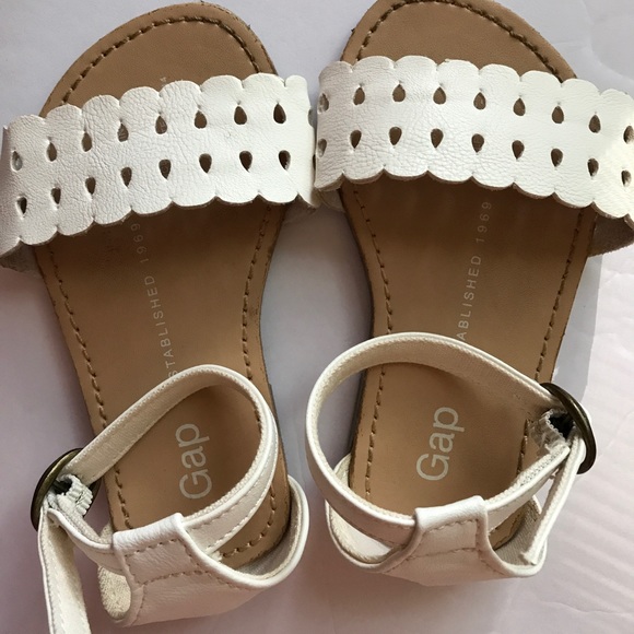 Gap Scalloped Sandals - Picture 3 of 3