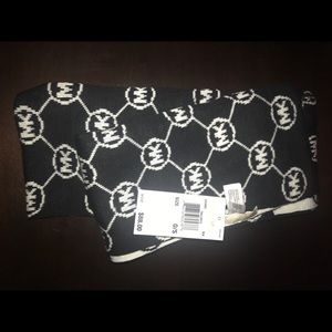100 authentic Michael kors scarf reversible!