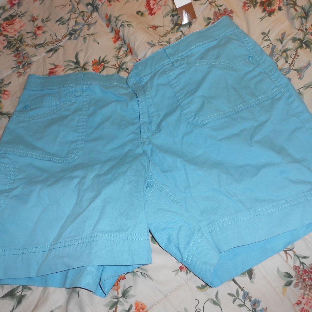 GLORIA VANDERBILT BLUE CARGO SHORTS