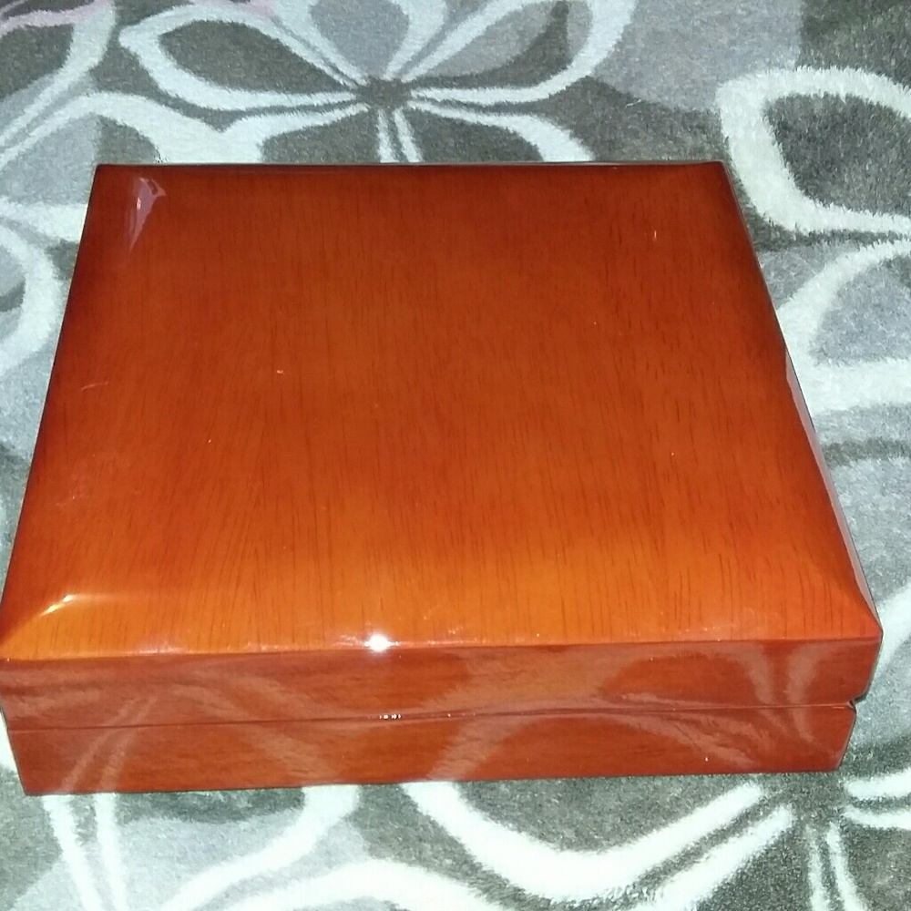 BEAUTIFUL SOLID WOOD RING/JEWELRY BOX