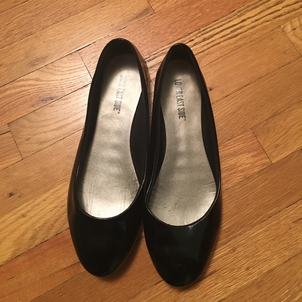 Women's black shiny flats