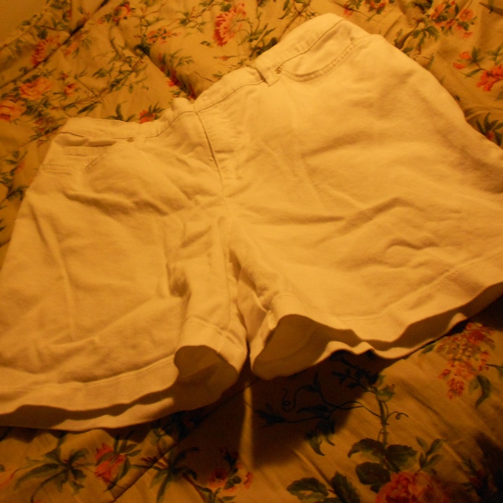 GLORIA VANDERBILT WHITE SHORTS