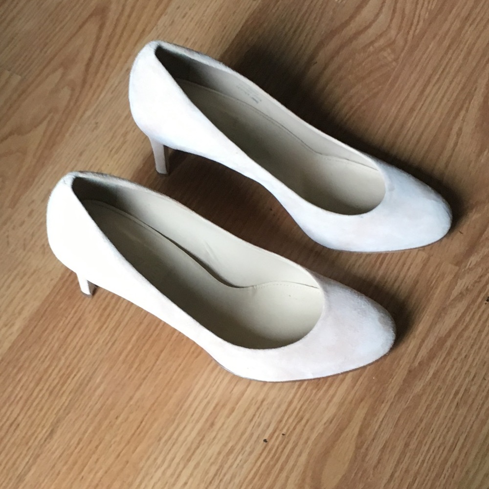 Suede pump