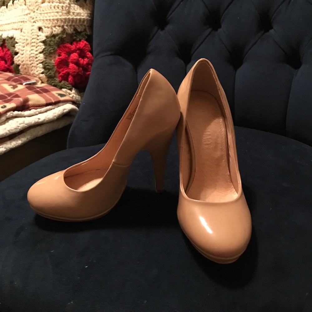 size 5 round toe heels, never worn, nude
