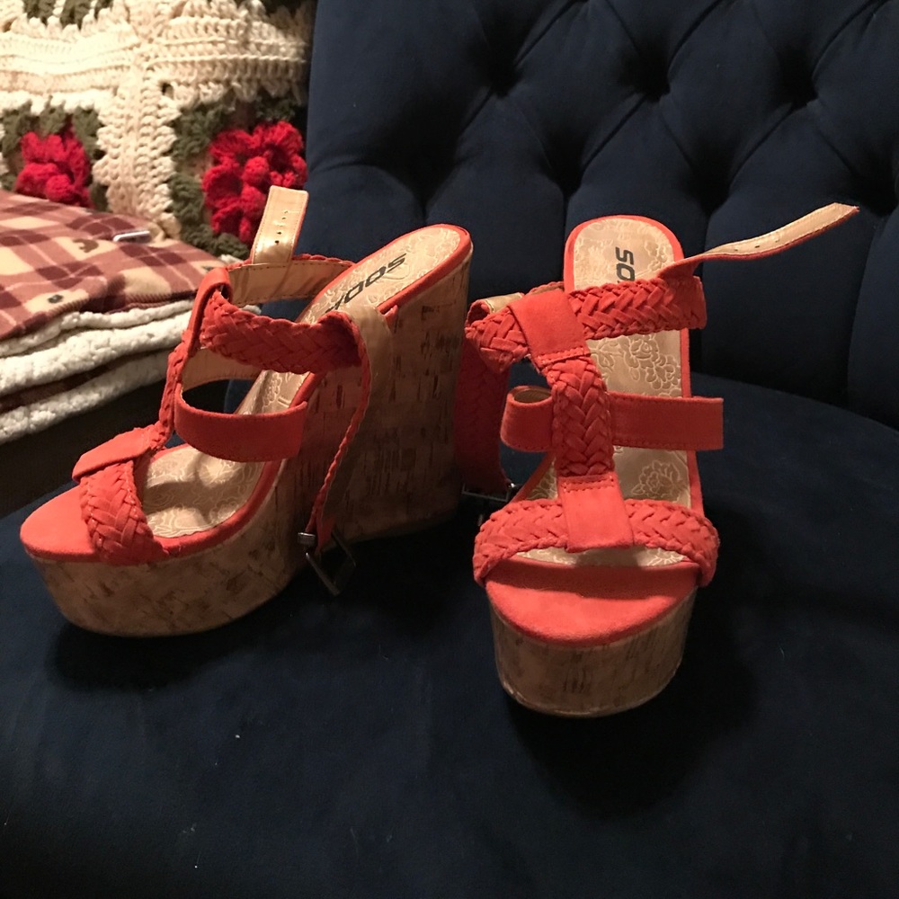 never worn, size 6 wedges
