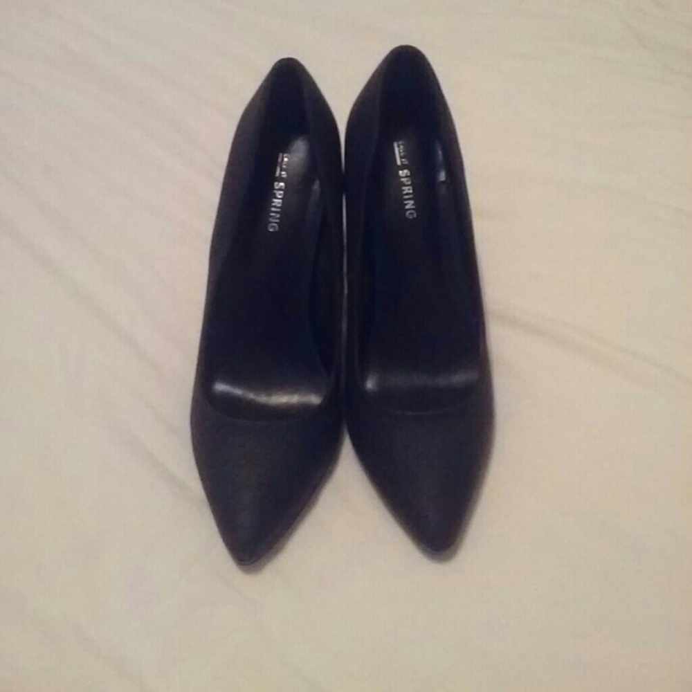 Black matte pumps