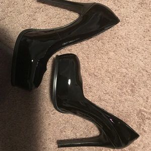 Women's platform pumps
