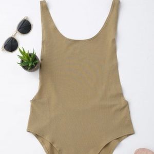 Skinny sleeveless backless bodysuit