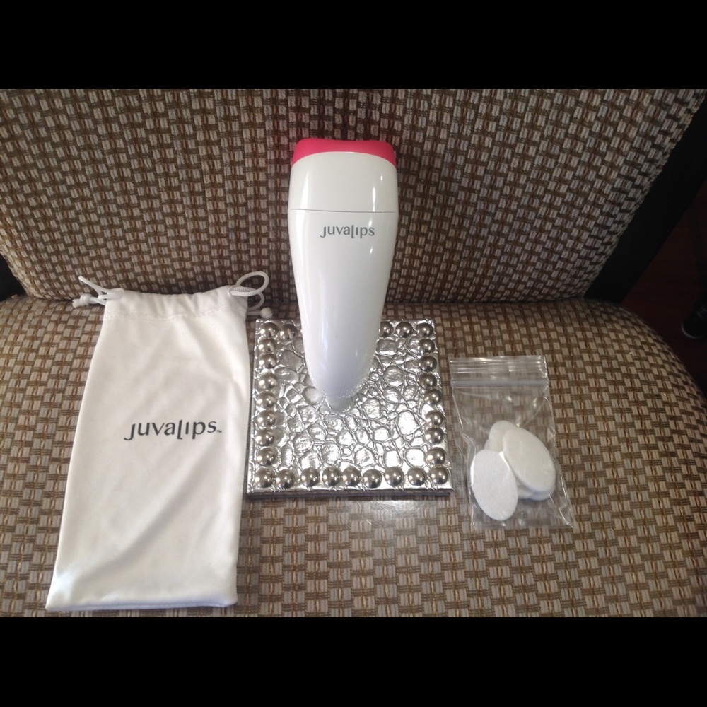 Juvalips Lip Plumper with four pad refills.