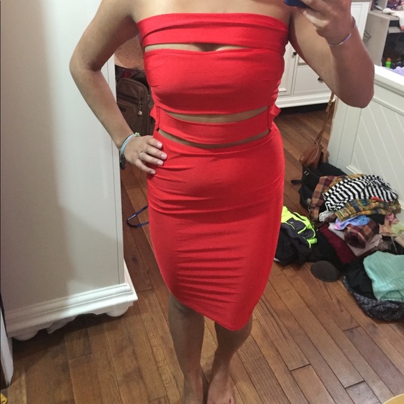 Red dress - Picture 3 of 3