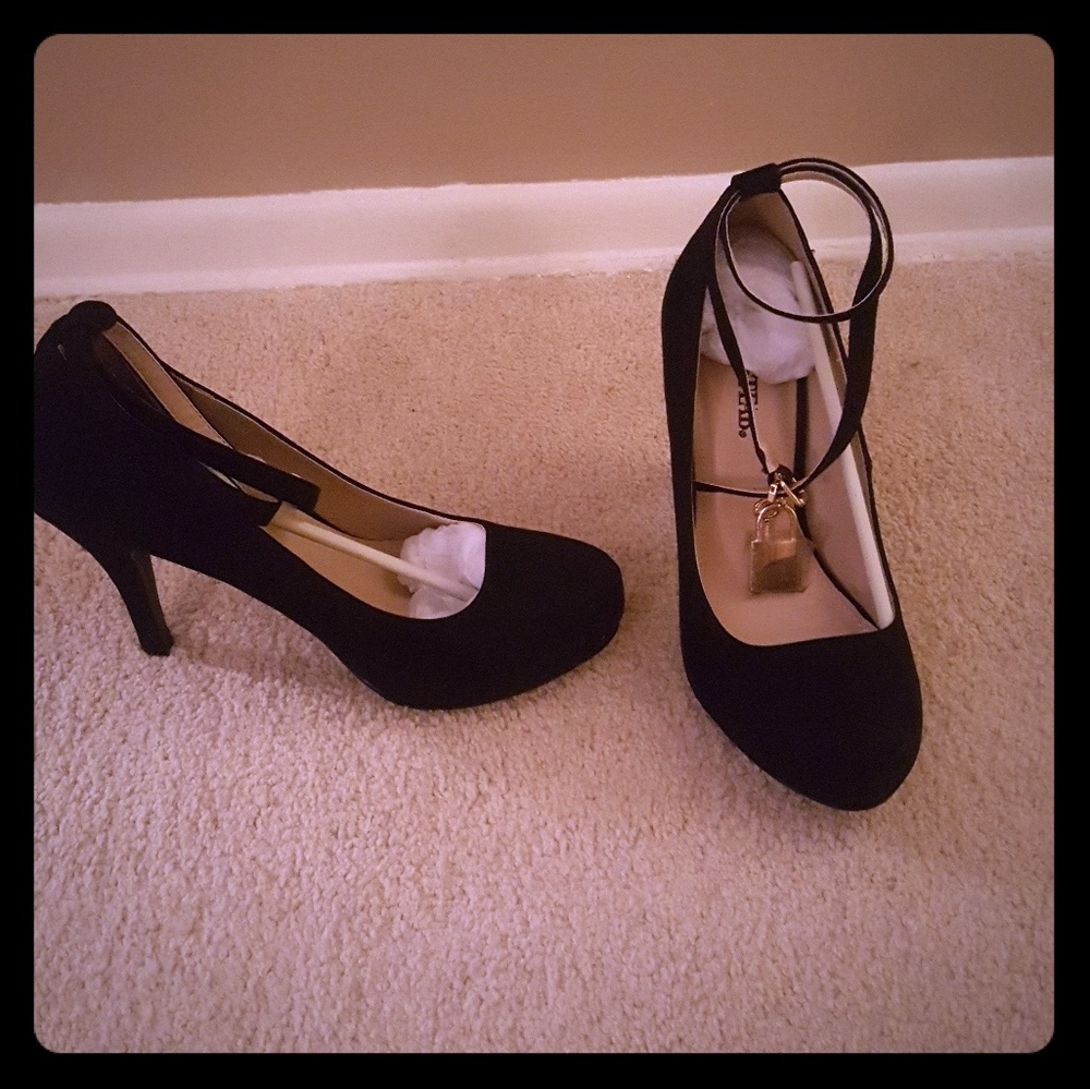 Repunzel Black Pumps