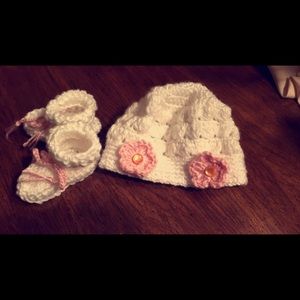 Newborn crochet knit hat and booties