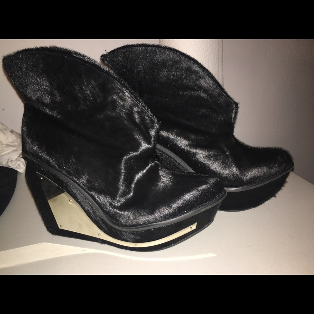 JUST REDUCED👏🏽👏🏽❤️. ..JEFFREY CAMPBELL WEDGES