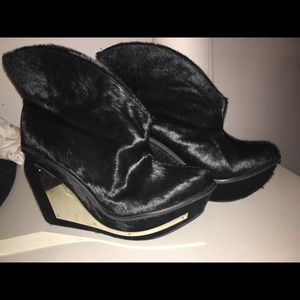 JUST REDUCED👏🏽👏🏽❤️. ..JEFFREY CAMPBELL WEDGES