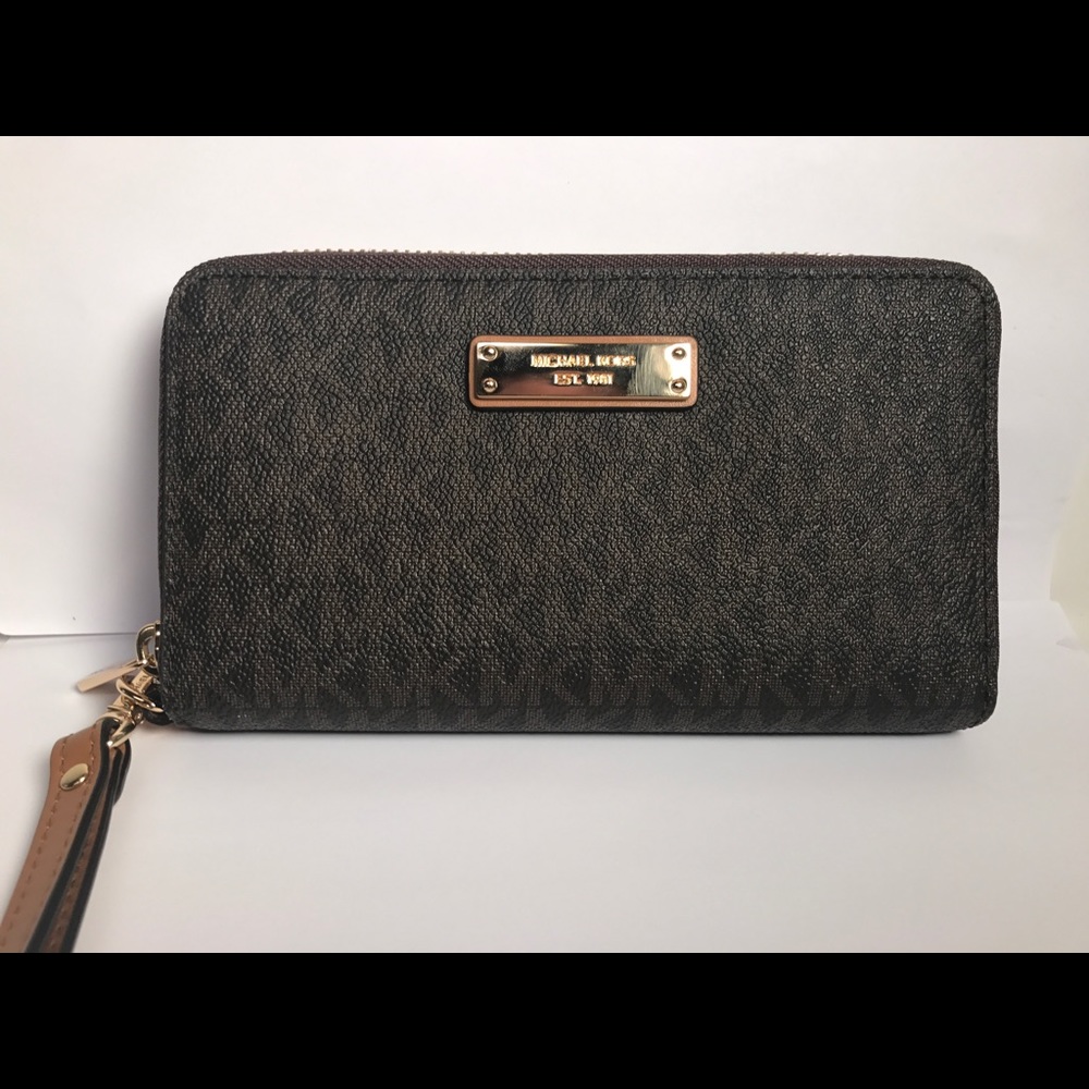 Michael kors wristlet