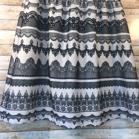 Black and Cream dress with lace embroidered - Picture 2 of 5