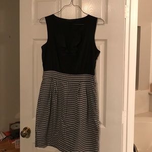 Limited black and white dress with side zipper
