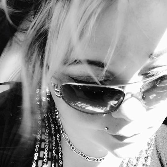 Meet your Posher, Jeanette - Picture 1 of 1