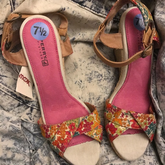 Very Cute Sperry Wedges - Picture 2 of 5