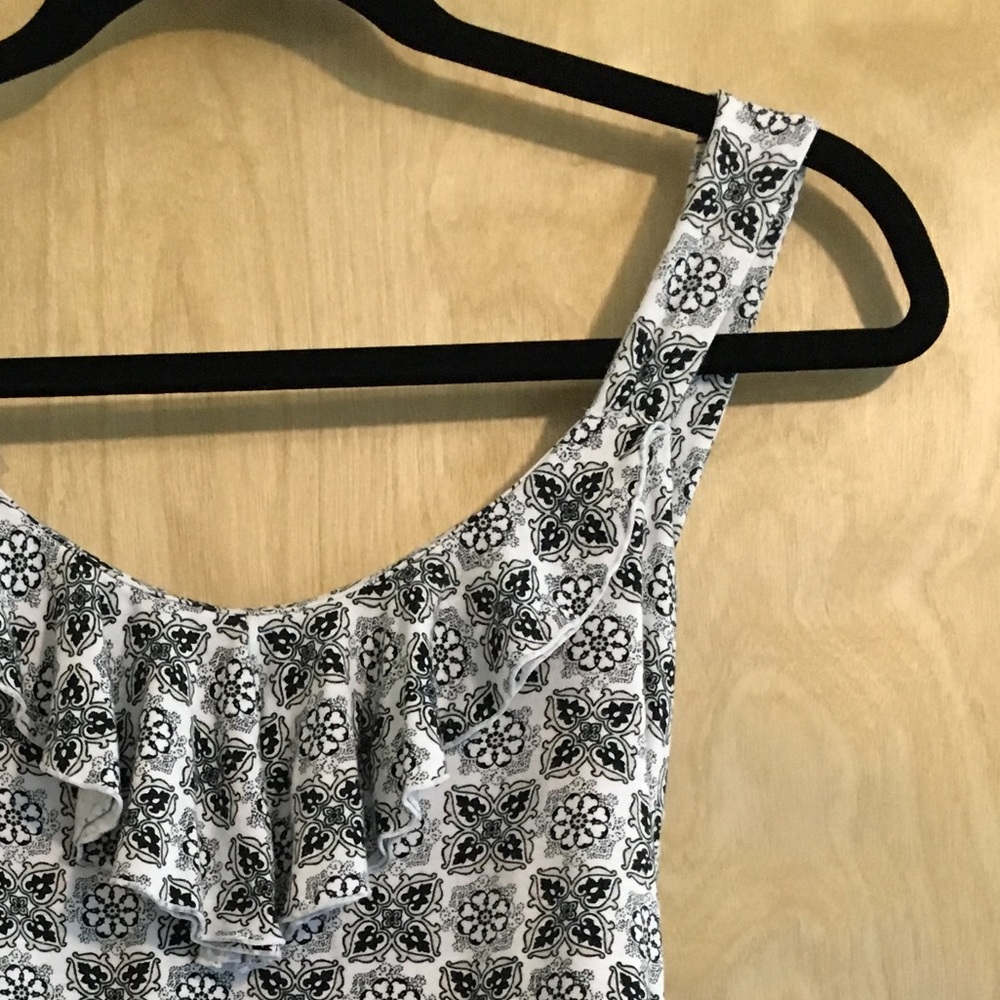 WHBM black & white tank top ⚫️⚪️