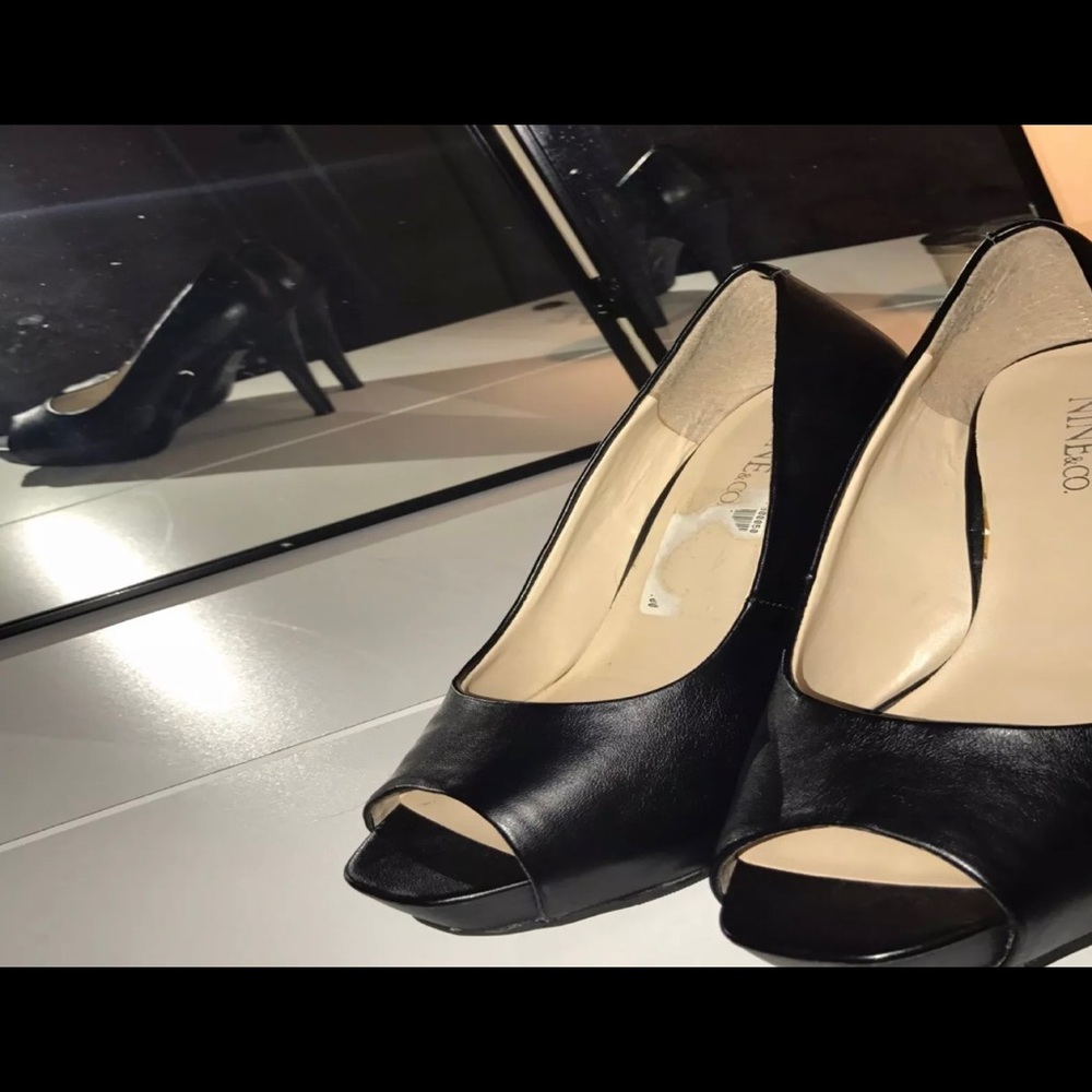 Black open toes pumps