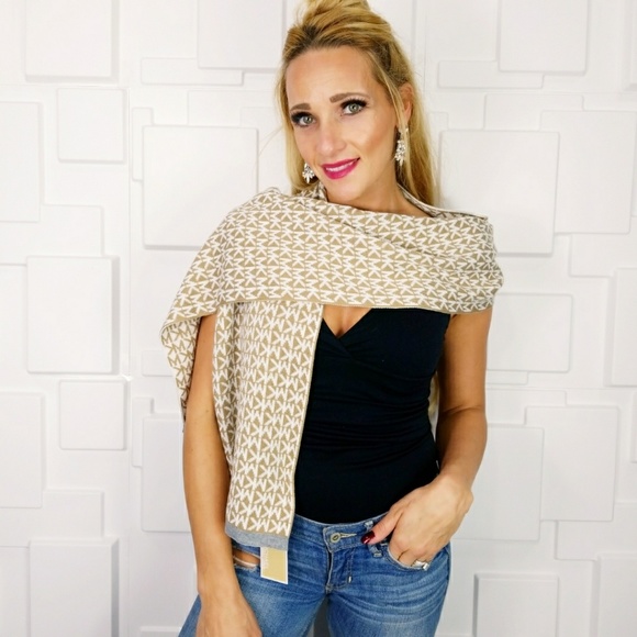 💋 RESTOCKED 💋 MICHAEL KORS SCARF -PRICE FIRM - Picture 3 of 4