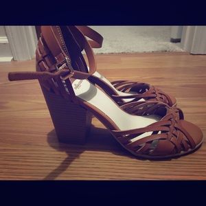 Fergalicious tan block heels 7.5