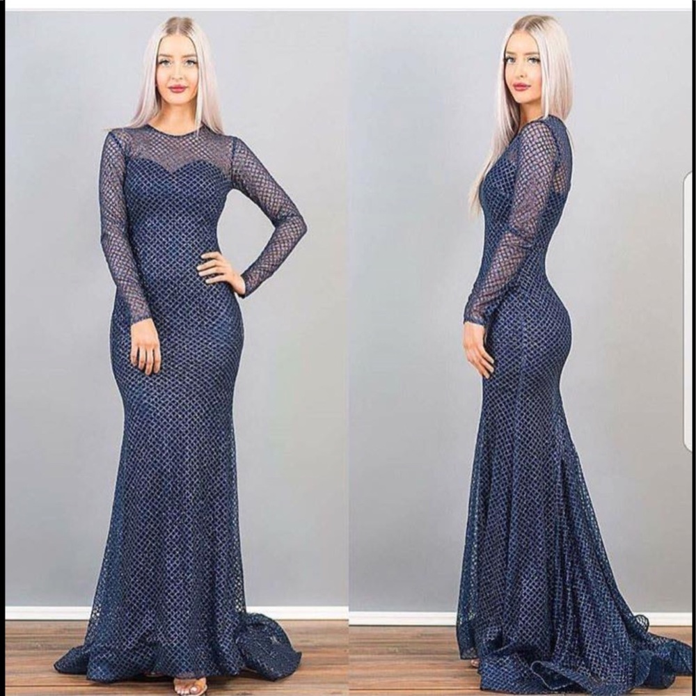 Maxi long sleeve navy blue gown with a train!!