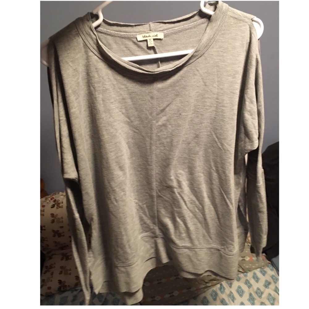 Long sleeve with slits on both shoulders