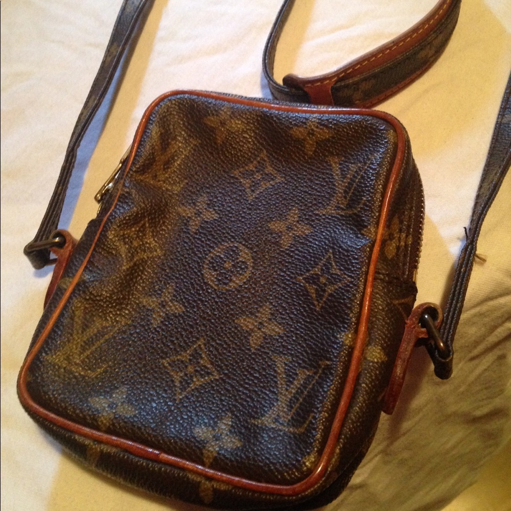 Louis Vuitton Authentic Small Cross Body Purse