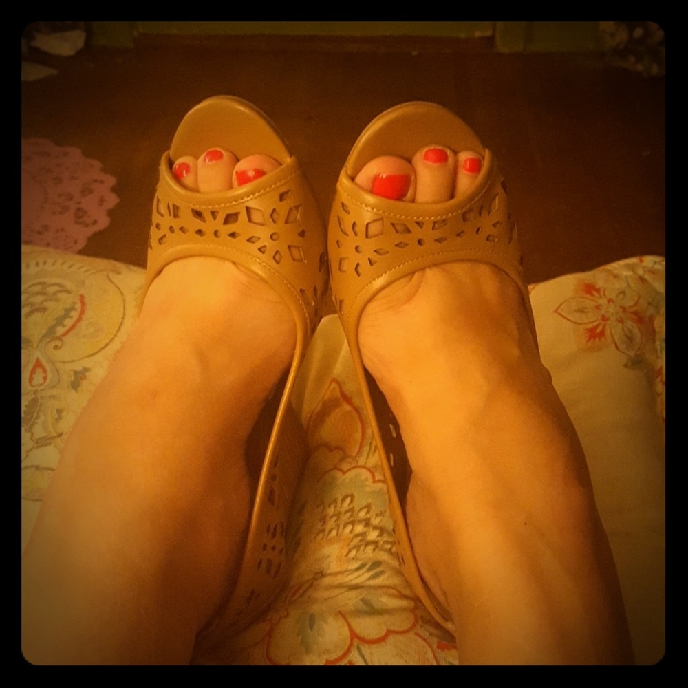 Merona Lacey Tan Faux Leather Peep Toe Wedges Sz 8