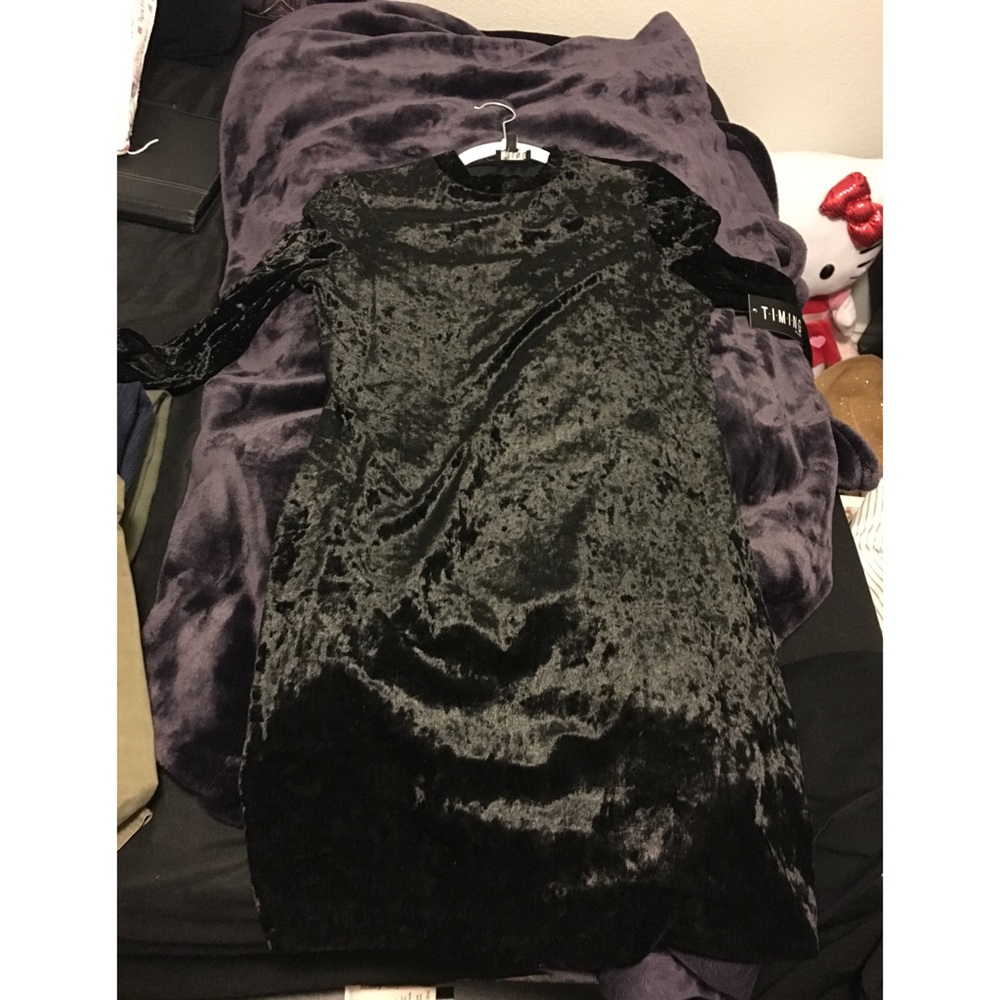 Black velvet dress. New!