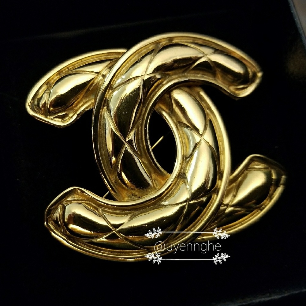 Chanel CC vintage brooch
