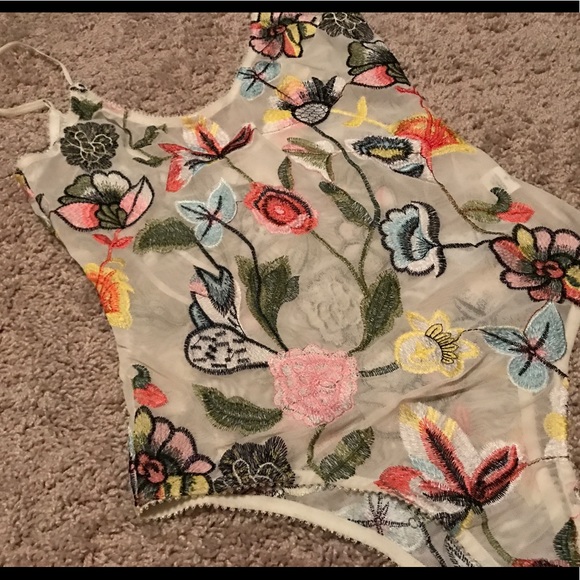 *NWT* HONEY PUNCH Embroidered BODYSUIT - Picture 2 of 6