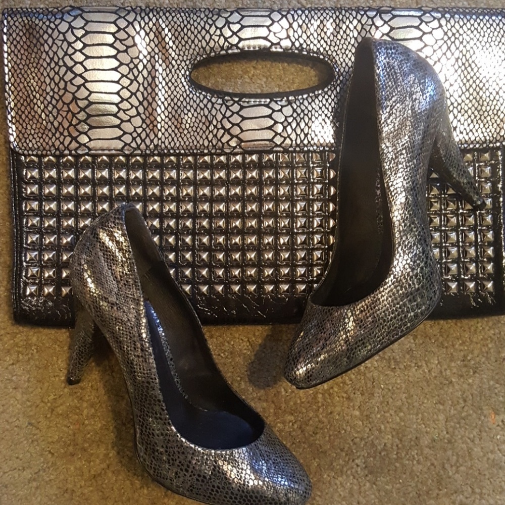 Pour La Victoire Snakeskin Pumps